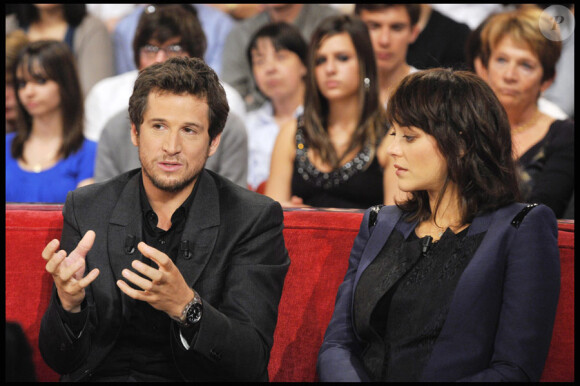Marion Cotillard et Guillaume Canet lors de l'enregistrement de l'émission Vivement Dimanche le 6 octobre 2010, diffusée le 10 octobre