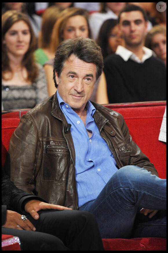 François Cluzet lors de l'enregistrement de l'émission Vivement Dimanche le 6 octobre 2010, diffusée le 10 octobre
