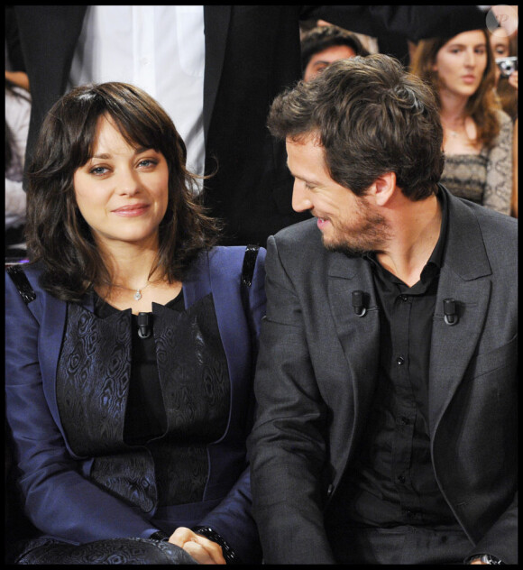 Marion Cotillard et Guillaume Canet lors de l'enregistrement de l'émission Vivement Dimanche le 6 octobre 2010, diffusée le 10 octobre