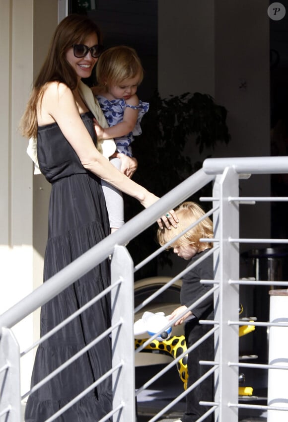 Angelina Jolie et ses jumeaux Knox et Vivienne en juillet 2010