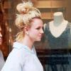 Britney Spears s'accorde une séance de shopping à Calabasas, entourée de son garde du corps, vendredi 8 octobre.