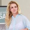 Britney Spears s'accorde une séance de shopping à Calabasas, entourée de son garde du corps, vendredi 8 octobre.