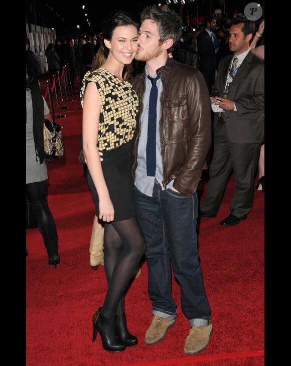 Dave Annable et Odette Yustman s'embrassent lors d'une première à Los Angeles en janvier 2010
