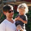 Tobey Maguire, son épouse Jennifer Meyer et leurs enfants Ruby et Otis cherchent la citrouille idéale à Beverly Hills le 10 octobre 2010