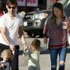 Tobey Maguire, son épouse Jennifer Meyer et leurs enfants Ruby et Otis cherchent la citrouille idéale à Beverly Hills le 10 octobre 2010