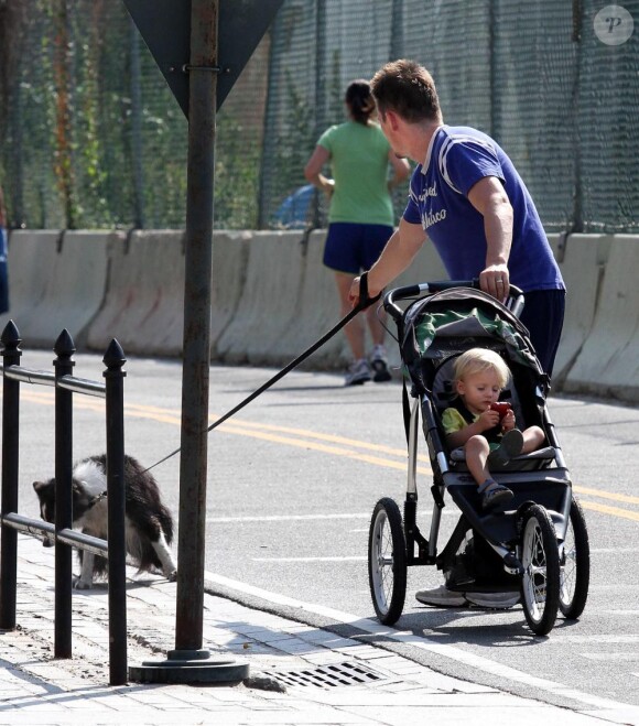 Ethan Hawke, sa fille Clémentine et son chien, en jogging-poussette à New York, le 25 septembre 2010