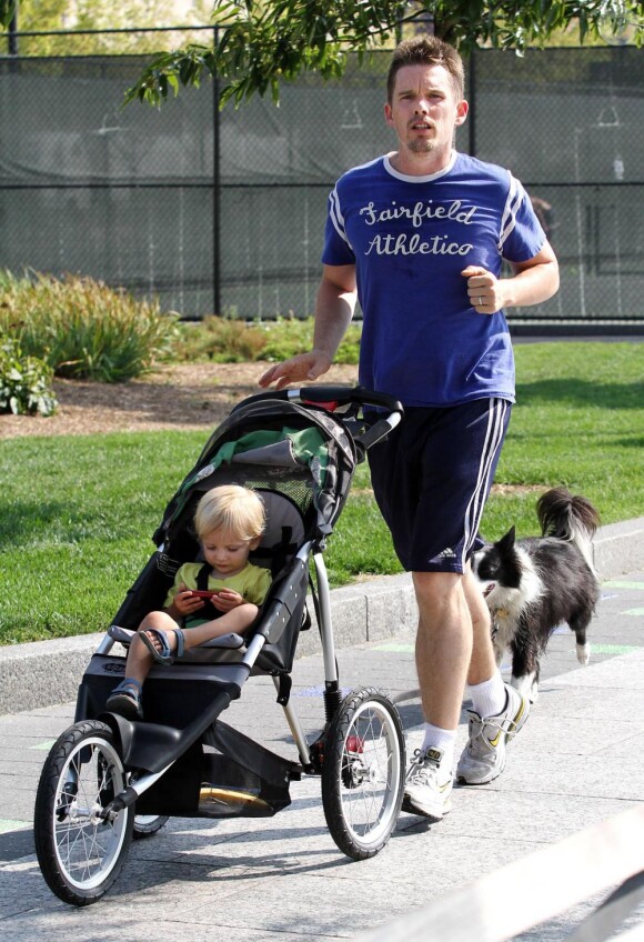 Ethan Hawke, sa fille Clémentine et son chien, en jogging-poussette à New York, le 25 septembre 2010