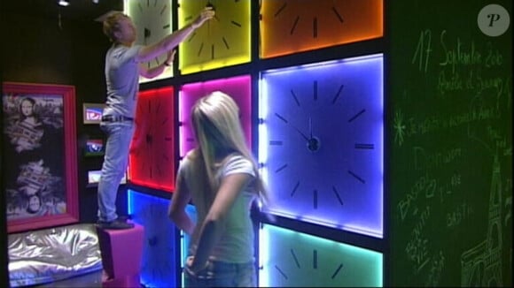 Stéphanie et Bastien règlent les horloges afin d'entrer dans la salle du secret de la maison dans Secret Story 4