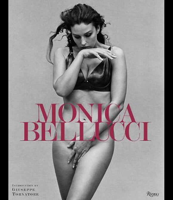 Monica Bellucci sur la couverture de l'ouvrage éponyme en librairies le 30 novembre 2010