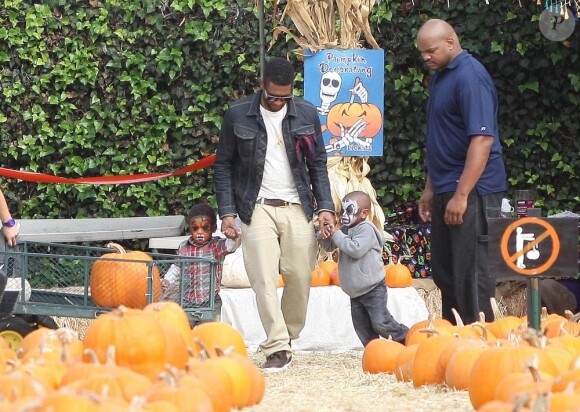 Usher et ses fils Usher Raymond V et Naviyd Ely au parc d'attraction, dans West Hollywood
