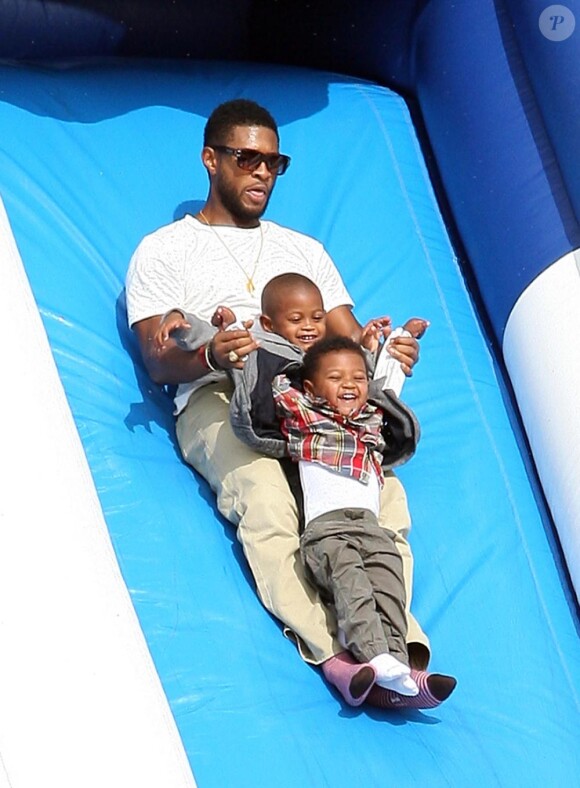 Usher et ses fils Usher Raymond V et Naviyd Ely au parc d'attraction, dans West Hollywood