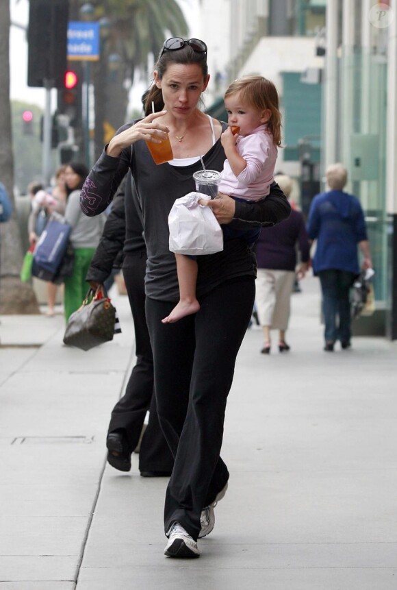 Jennifer Garner et sa petite Seraphina, dans les rues de Los Angeles le 15 octobre 2010