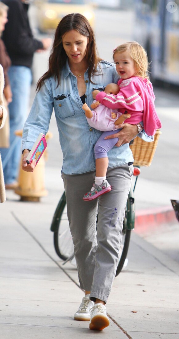 Jennifer Garner et sa petite Seraphina, dans les rues de Los Angeles, le 14 octobre 2010