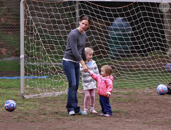Jennifer Garner accompagne ses filles Violet et Seraphina au cours de foot, à Los Angeles, le 16 octobre 2010,