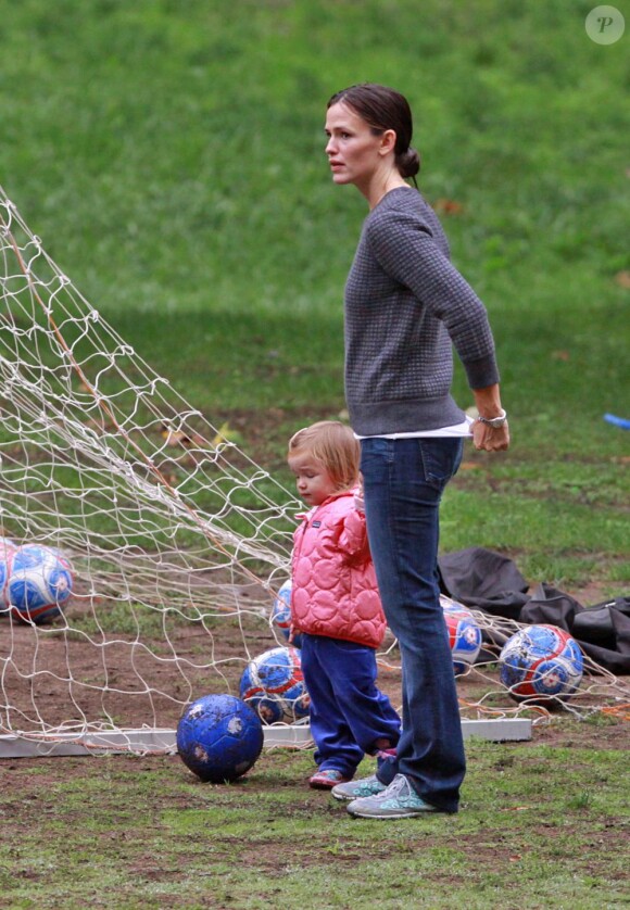 Jennifer Garner accompagne ses filles Violet et Seraphina au cours de foot, à Los Angeles, le 16 octobre 2010,