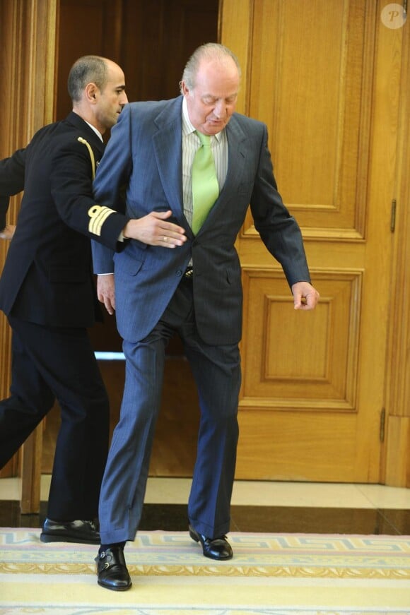 Le roi Juan Carlos 1er d'Espagne trébuche durant une audience au Palais Zarzuela à Madrid en Espagne le 18 octobre 2010