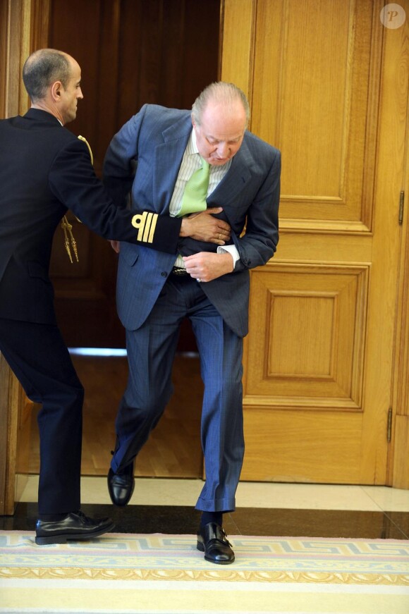 Le roi Juan Carlos 1er d'Espagne trébuche durant une audience au Palais Zarzuela à Madrid en Espagne le 18 octobre 2010