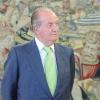 Le roi Juan Carlos 1er d'Espagne trébuche durant une audience au Palais Zarzuela à Madrid en Espagne le 18 octobre 2010