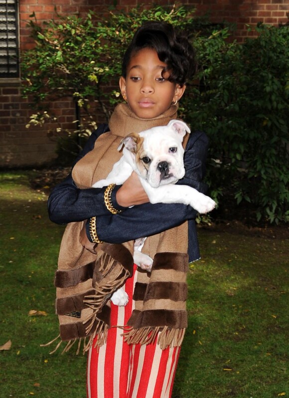 Willow Smith promène son chien à Manhattan, le 19 octobre 2010