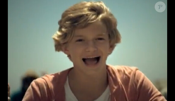 Cody Simpson, dans le clip d'IYiYi, son premier single.