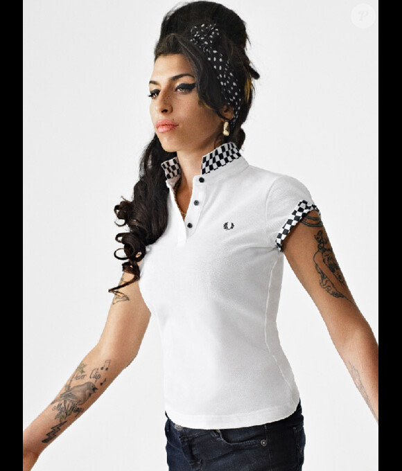 Amy Winehouse vous présente les clichés promotionnels de sa ligne de vêtements.
