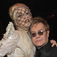Lady Gaga et Elton John chantent l'amour de deux nains de jardins... Eh oui !