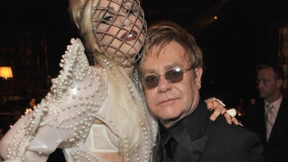 Lady Gaga et Elton John chantent l'amour de deux nains de jardins... Eh oui !