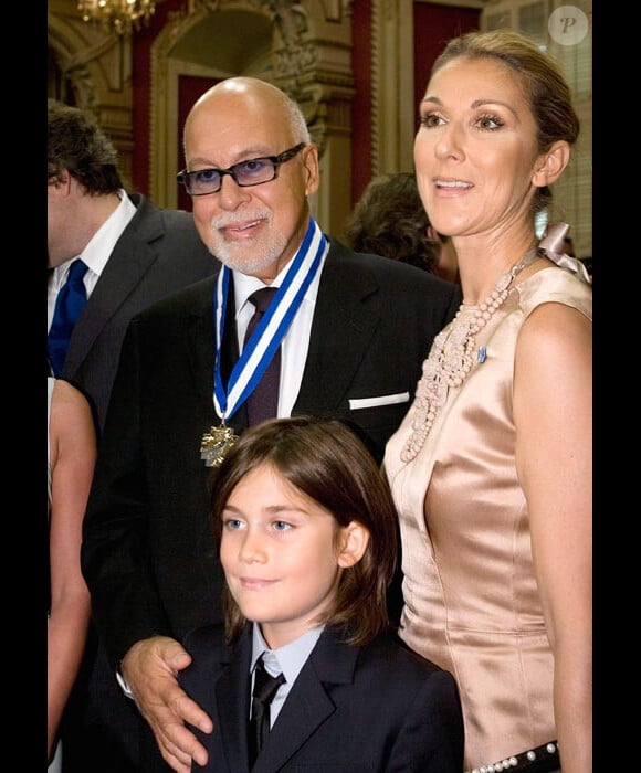 René Angelil reçoit l'ordre national du Québec en compagnie de Céline Dion et de leur fils René-Charles en juin 2009