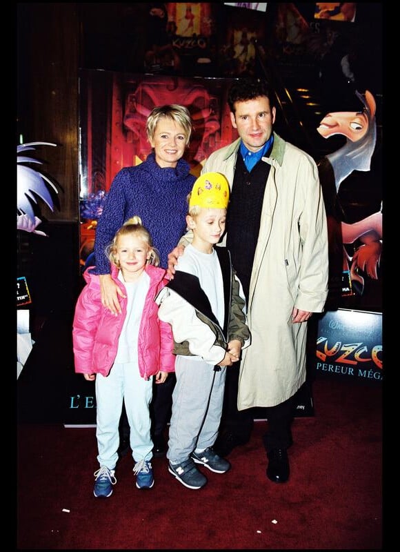 Sophie Davant, son mari Pierre Sled et leurs enfants Valentine et Nicolas en 2001 à Paris
