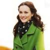 Pour Leighton Meester, des collants opaques noirs sont parfaits pour tempérer les couleurs flashys de sa tenue.