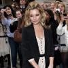 Bye bye jupes ou petites robes ! Avec des formes aussi sublimes, le top Kate Moss n'hésite pas à porter ses collants noirs bien opaques... sans autre accompagnement !