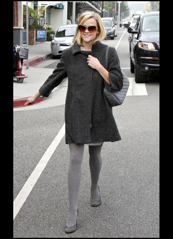 Adorable petite souris, Reese Witherspoon a opté pour une tenue tout en gris. Pari réussi !