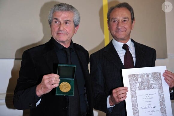 Claude Lelouch aux côtés de Bertrand Delanoë, à l'occasion de la remise de la médaille Grand Vermeil de la Ville de Paris, à l'Hôtel de Ville de Paris, le 26 octobre 2010.