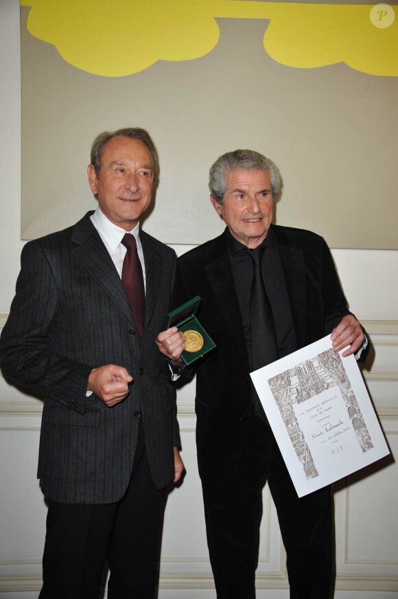 Claude Lelouch aux côtés de Bertrand Delanoë, à l'occasion de la remise de la médaille Grand Vermeil de la Ville de Paris, à l'Hôtel de Ville de Paris, le 26 octobre 2010.