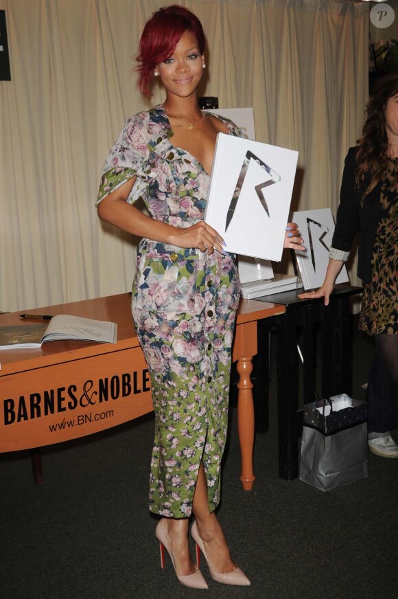 Rihanna signe les exemplaires de son livre à la librairie Barnes & Noble à New York, le 27 octobre 2010