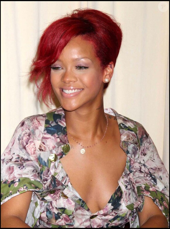 Rihanna signe les exemplaires de son livre à la librairie Barnes & Noble à New York, le 27 octobre 2010