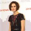 Keira Knightley à Rome en robe Chanel Automne/Hiver 2010 2011 cultive le romantisme.