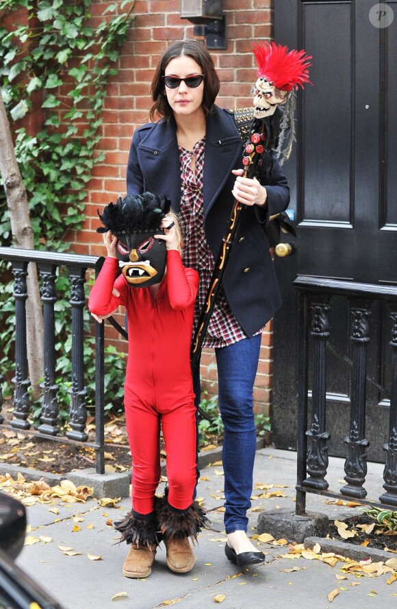 Liv Tyler et son fils Milo se préparent à fêter Halloween. Le 28/10/10 à New York