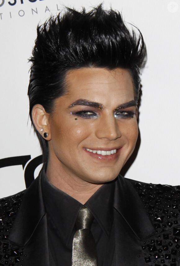 Adam Lambert (et son make-up futuriste) n'attend pas Halloween pour se déguiser !