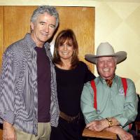 Dallas : Bobby, JR et Sue Ellen réunis pour une expo impitoyable !