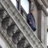 Sam Worthington sur le bord d'une fenêtre, en plein tournage de Man on a Ledge, à New York, le 31 octobre 2010