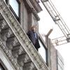 Sam Worthington sur le bord d'une fenêtre, en plein tournage de Man on a Ledge, à New York, le 31 octobre 2010