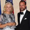 Dans la soirée du vendredi 29 octobre 2010, Haakon et Mette-Marit de Norvège profitaient d'une grande soirée de gala donnée au Plaza Hotel de New York dans le cadre du centenaire de la Fondation Americano-Scandinave.