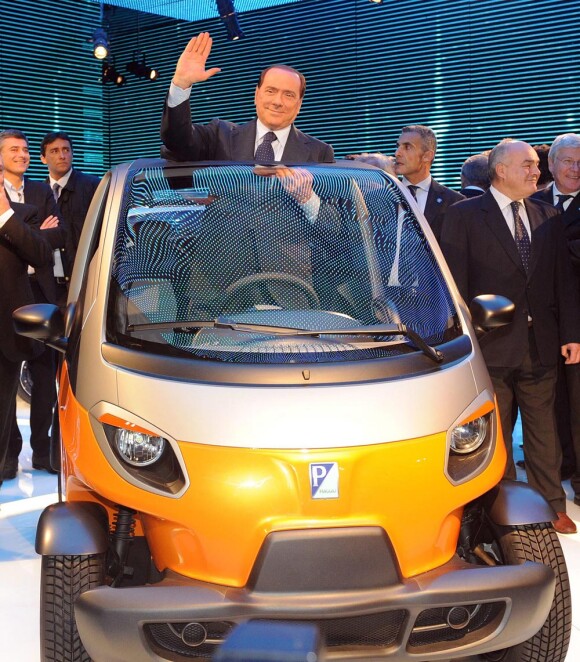 Silvio Berlusconi droit dans ses bottes et pas un cheveu de travers au Salon de l'Auto à Milan, il se moque des polémiques !