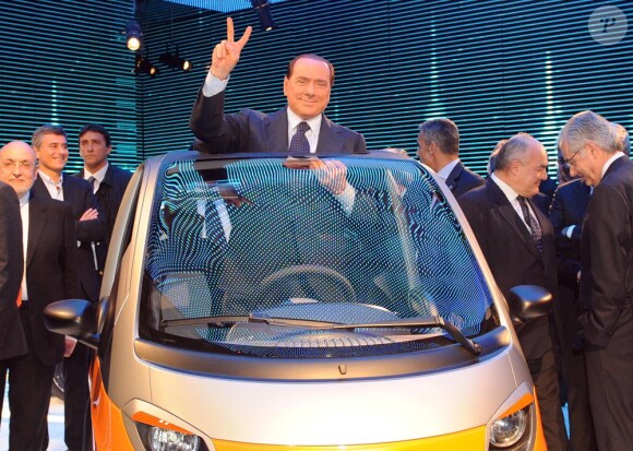 Ce 2 novembre, Silvio Berlusconi droit dans ses bottes et pas un cheveu de travers au Salon de l'Auto à Milan, il se moque des polémiques !