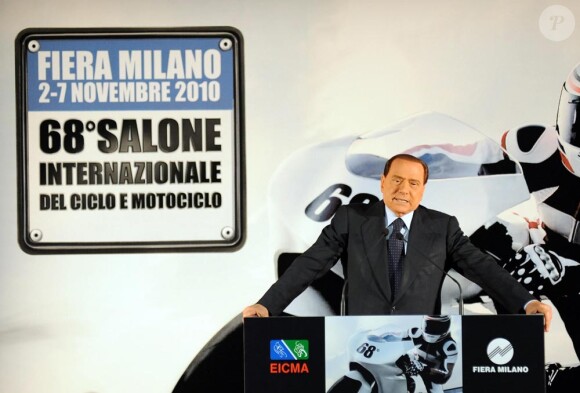 Silvio Berlusconi droit dans ses bottes et pas un cheveu de travers au Salon de l'Auto à Milan, il se moque des polémiques !
