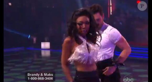 Brandy danse un cha cha avec son partennaire dans Dancing with the stars