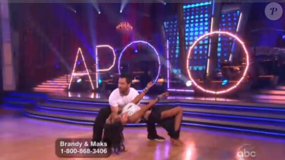 Brandy danse un cha cha avec son partennaire dans Dancing with the stars