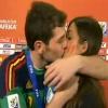 Iker Casillas n'a pas pu s'empêcher d'embrasser sa sublime girlfriend  Sara Carbonero durant une interview après avoir gagné la Coupe du Monde  2010 !