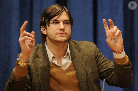 Ashton Kutcher lors d'une conférence au quartier général de l'ONU à New York le 4 novembre 2010, pour le lancement d'un plan d'action contre le trafic sexuel et le travail forcé